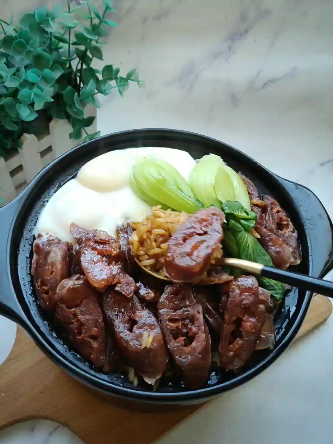 只有腊肠和米饭做煲仔饭,腊肠土豆青菜煲仔饭