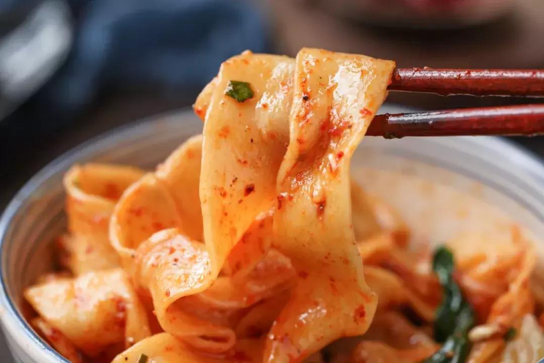 正宗好吃油泼面做法视频,油泼面怎么做最简单最好吃