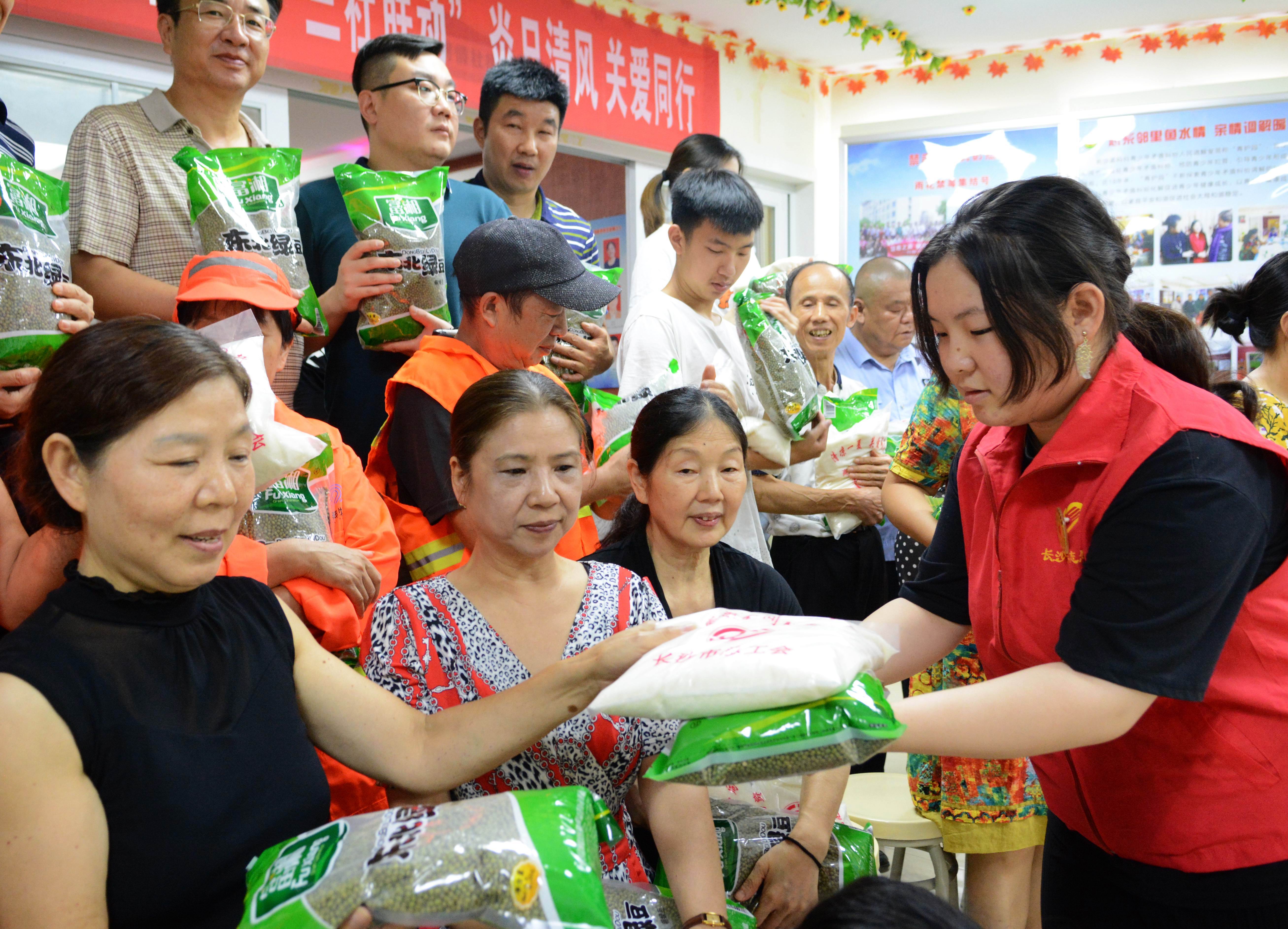 “孟妈妈青护园”志愿者向劳动者送凉爽