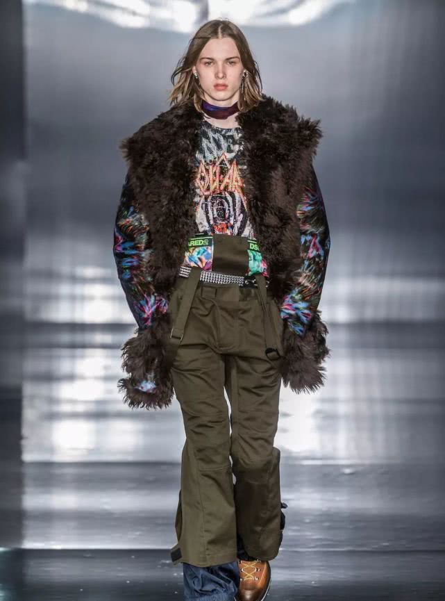 把裤子穿在肚脐上面会怎么样,把裤子扎进腰里的穿搭