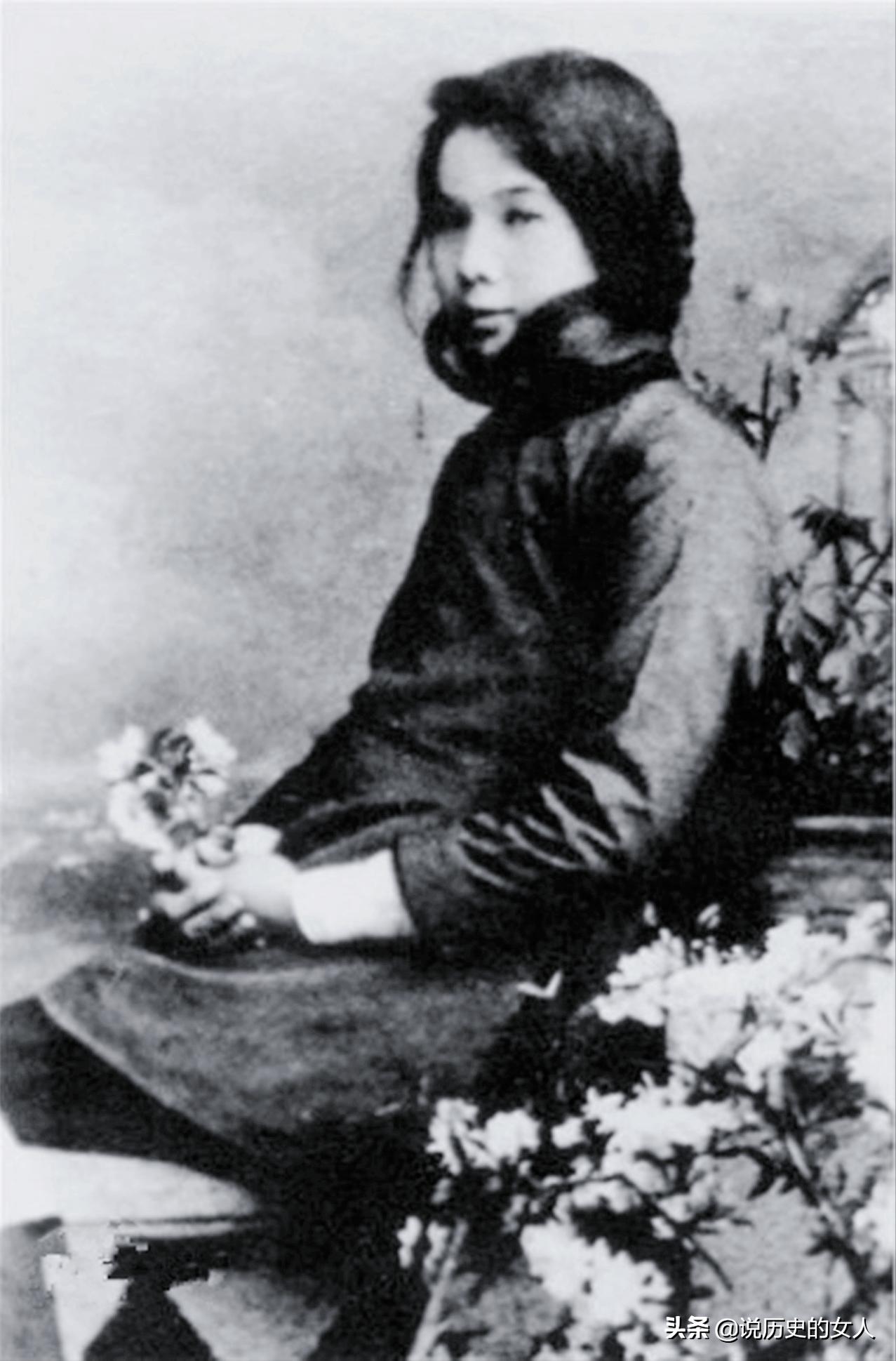 她6岁生父被杀，16岁被周恩来认作养女，47岁被害，头插长钉