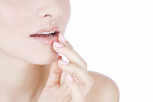 别让嘴唇纹暴露了你的一切,淡化唇纹的有效方法