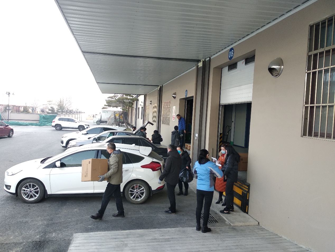 疫情无情人有情众志成城共渡难关,众志成城抗击疫情全员配合做核酸