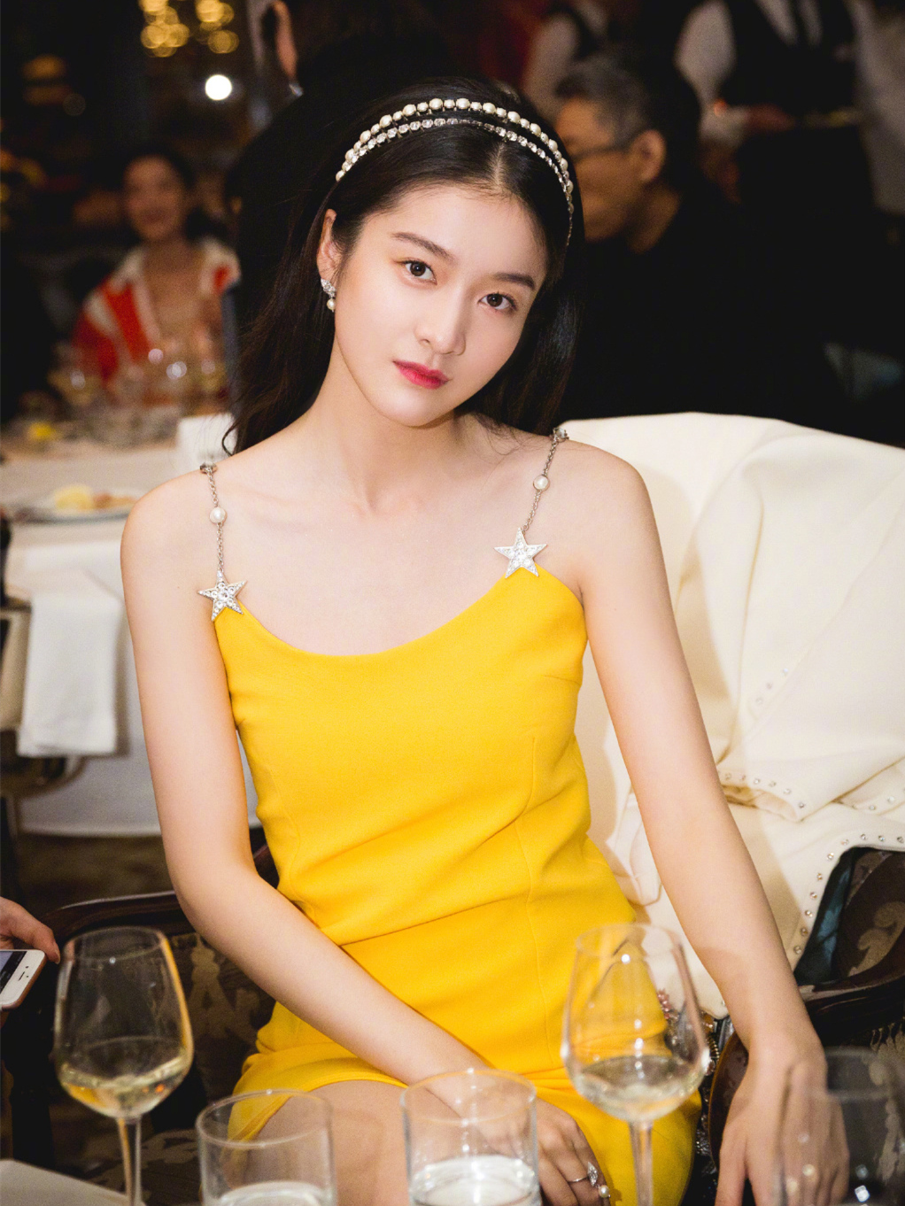 张雪迎时尚大片百变风格魅力十足,张雪迎机场清爽造型少女感十足