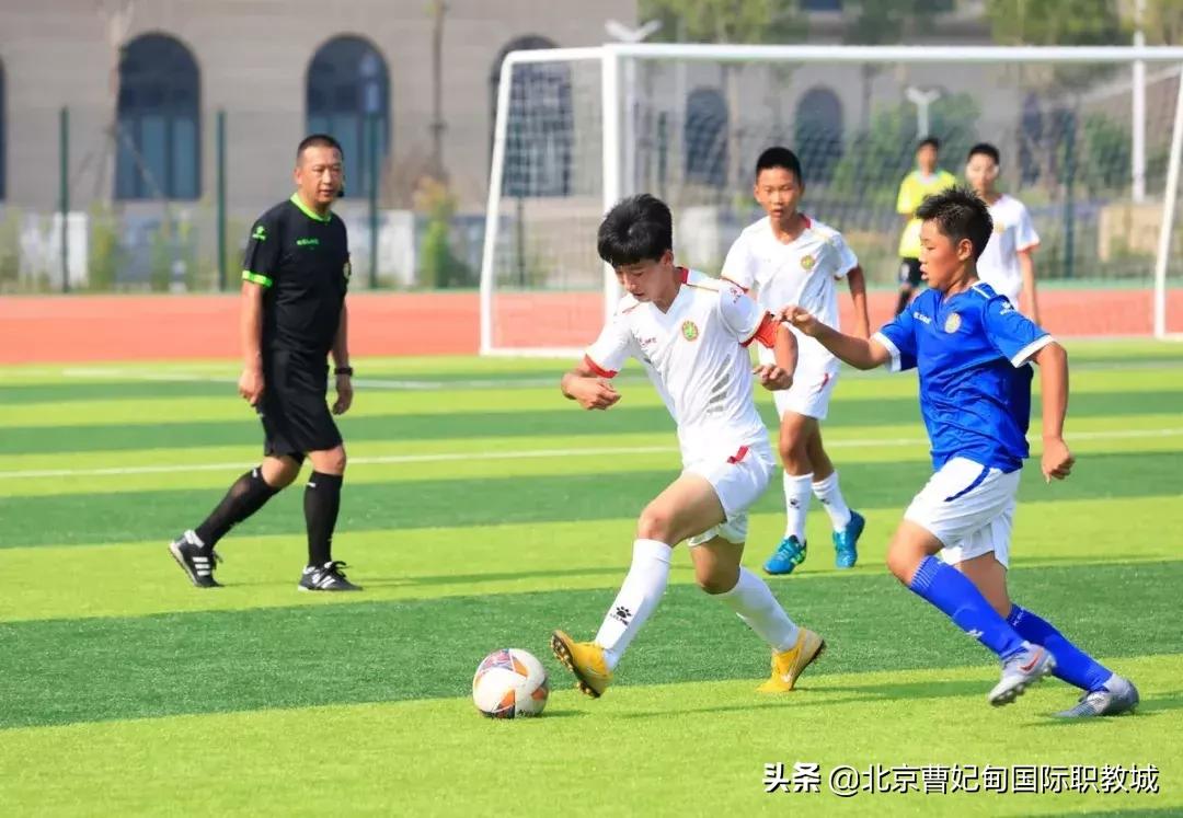 酷暑炎夏也挡不住球友打球的决心,足球绿茵场上的激情与梦想