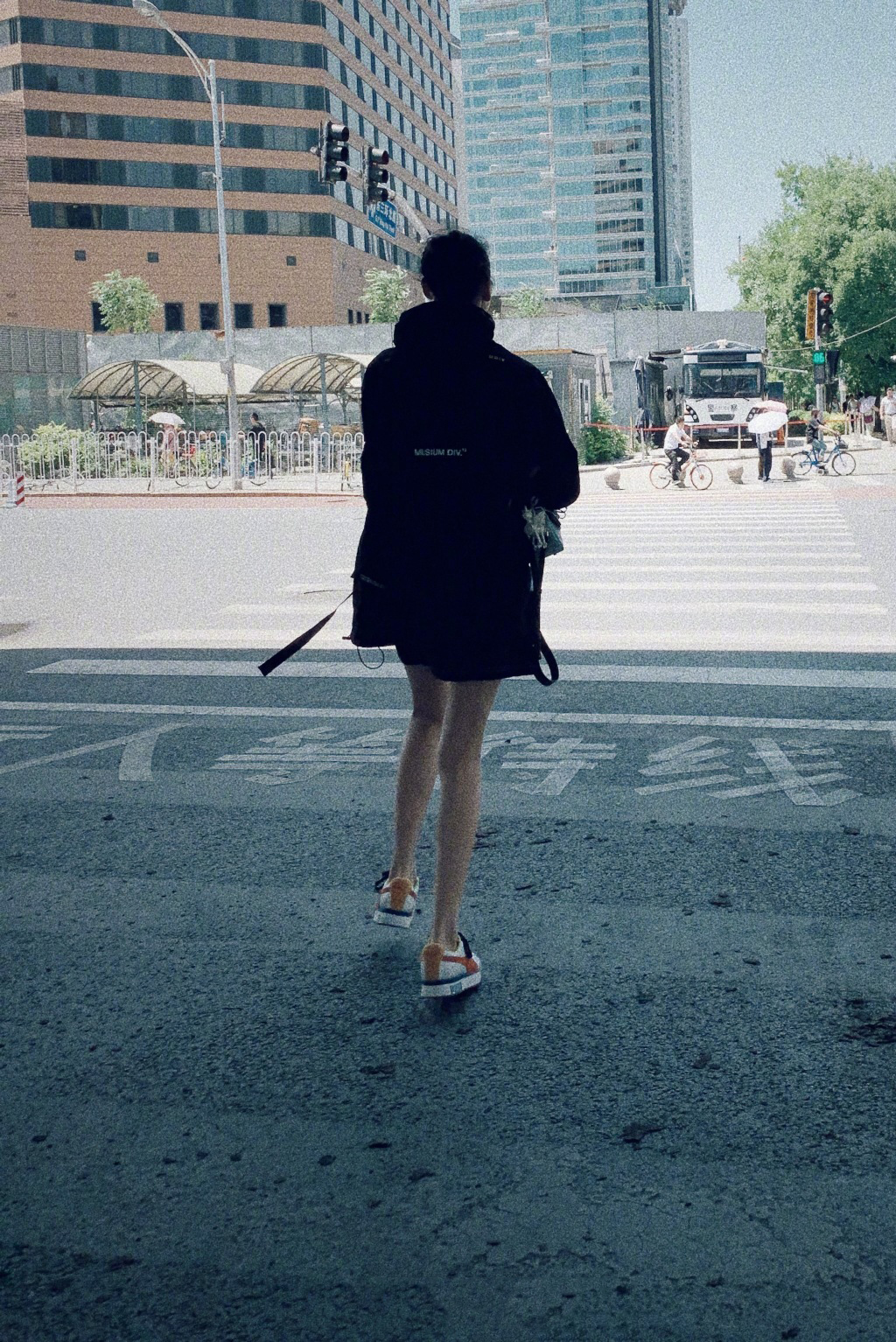 32岁刘雯惊艳全场,刘雯的时尚是这么穿出来的