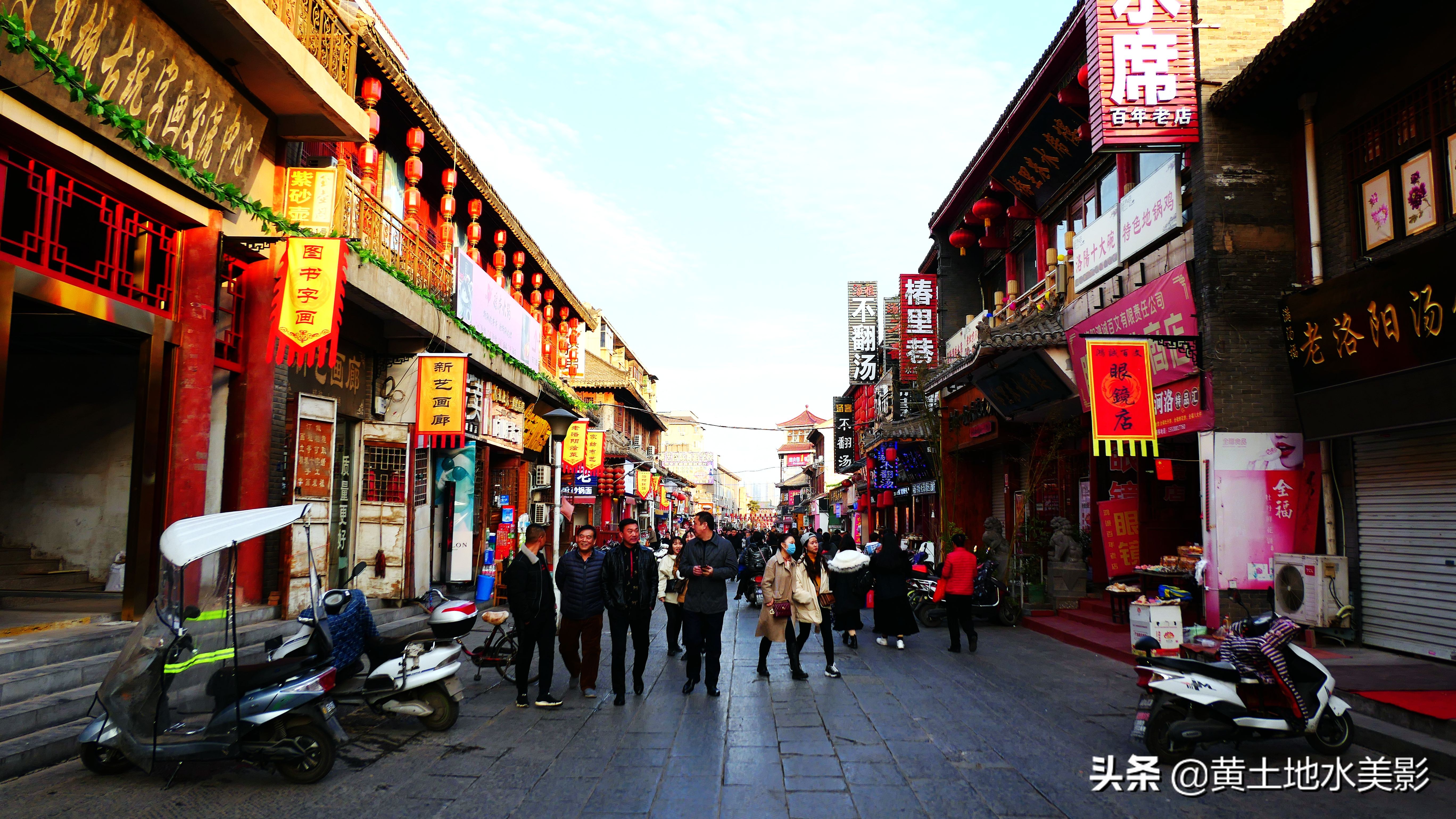 一群鸽子绕鼓楼盘旋,一家老外吃在洛阳,漫步在洛阳老城的街上