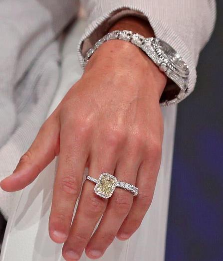 c罗出席活动戴的表,c罗穿蓝色西装出席活动