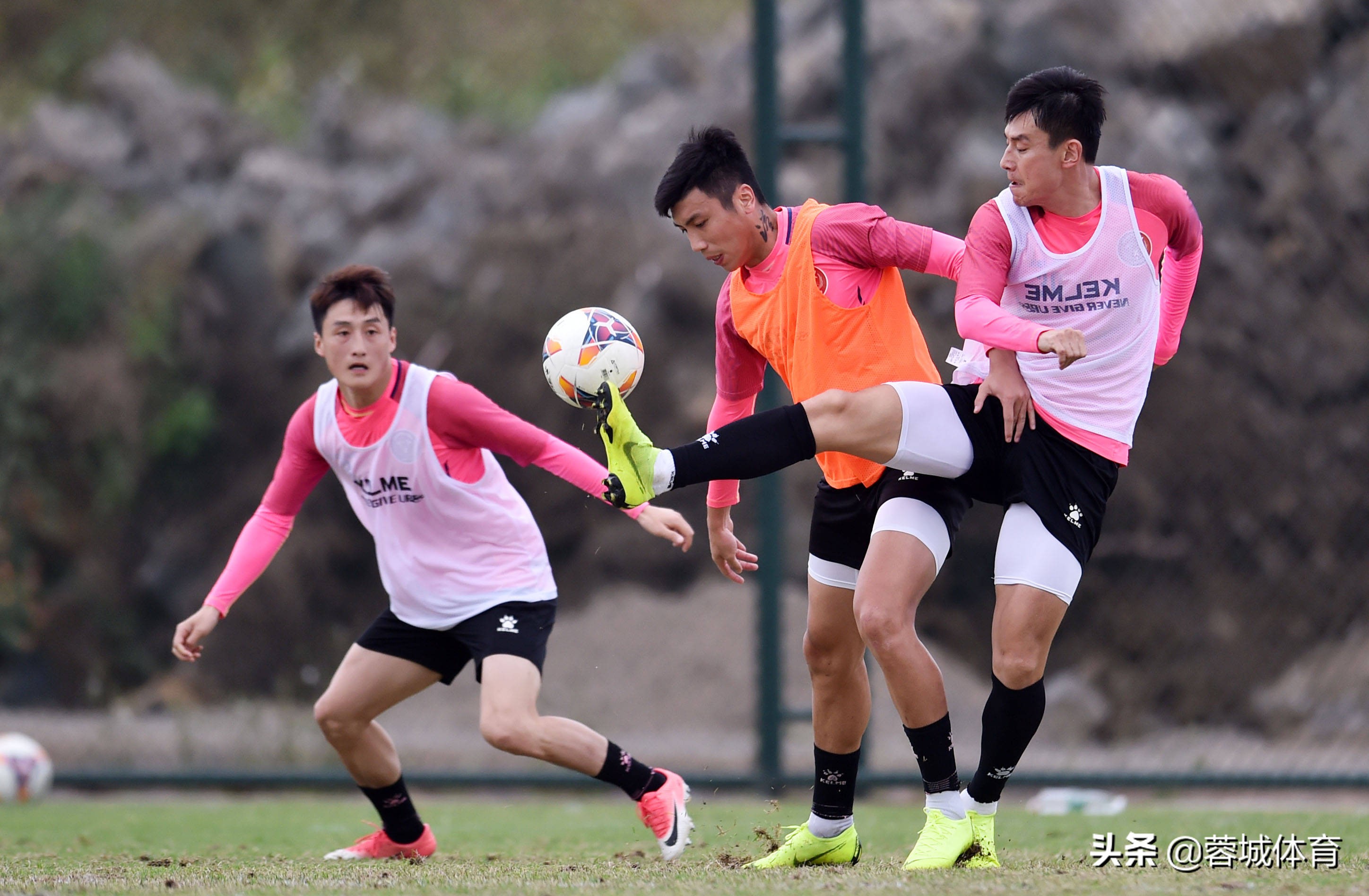 告别口水战，足球迎春，两路川足同迎新东家