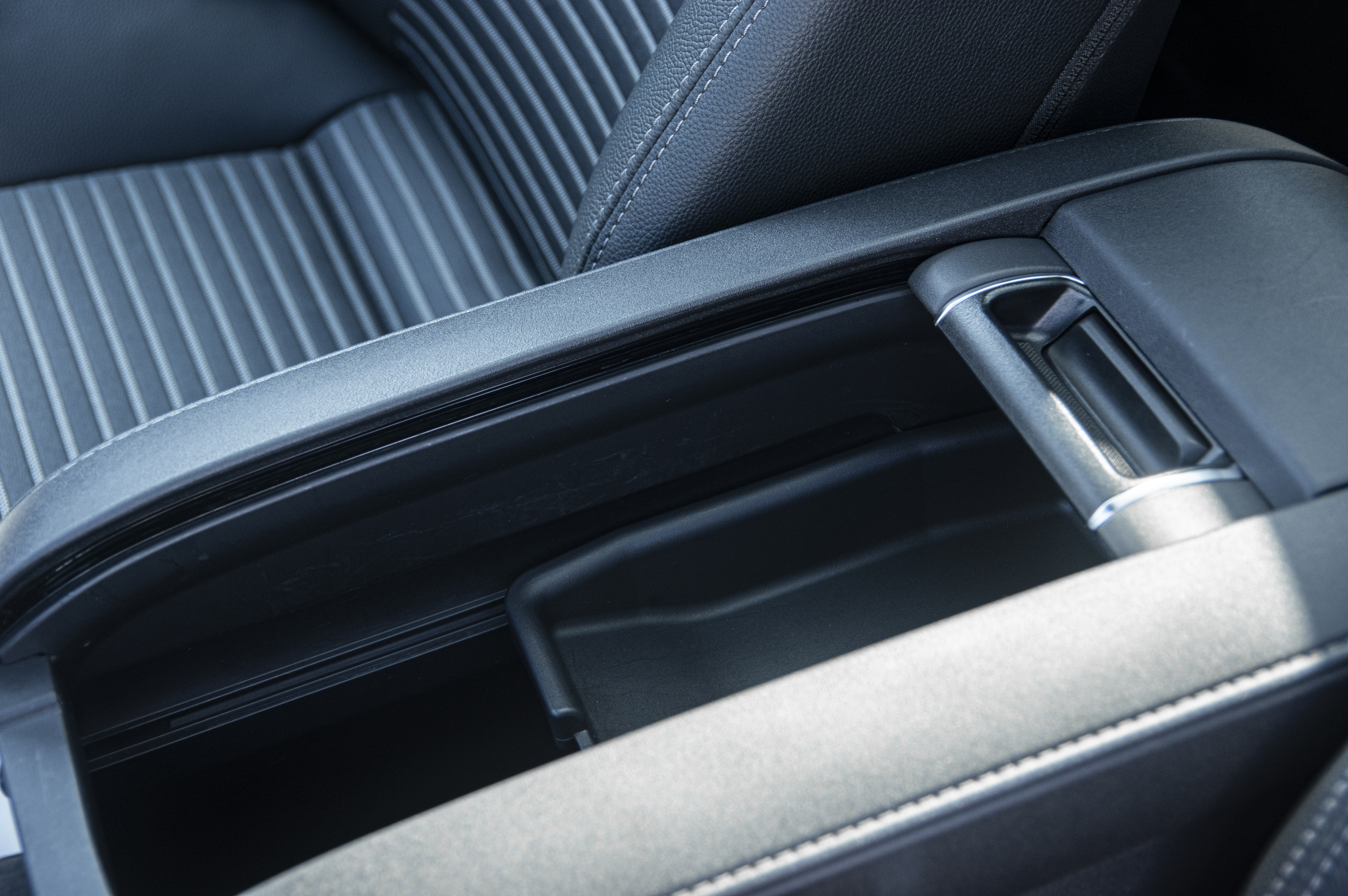 皇冠陆放银色到店实拍,皇冠陆放七座混动版2021长宽高