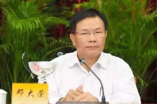 一名富商对广东厅官的10年感情投资：两次送雷克萨斯车给他老婆，20万买酸枝大床放进纪委宿舍