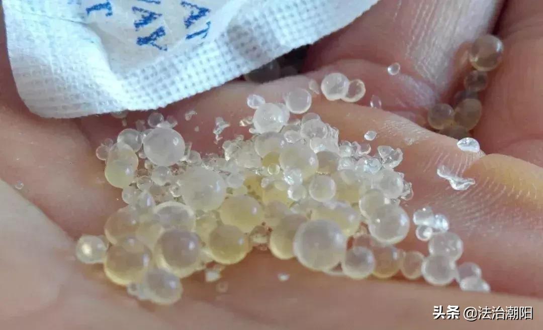 荧光棒弹伤眼睛男孩脱落显失明,男孩眼球被溶化的原因