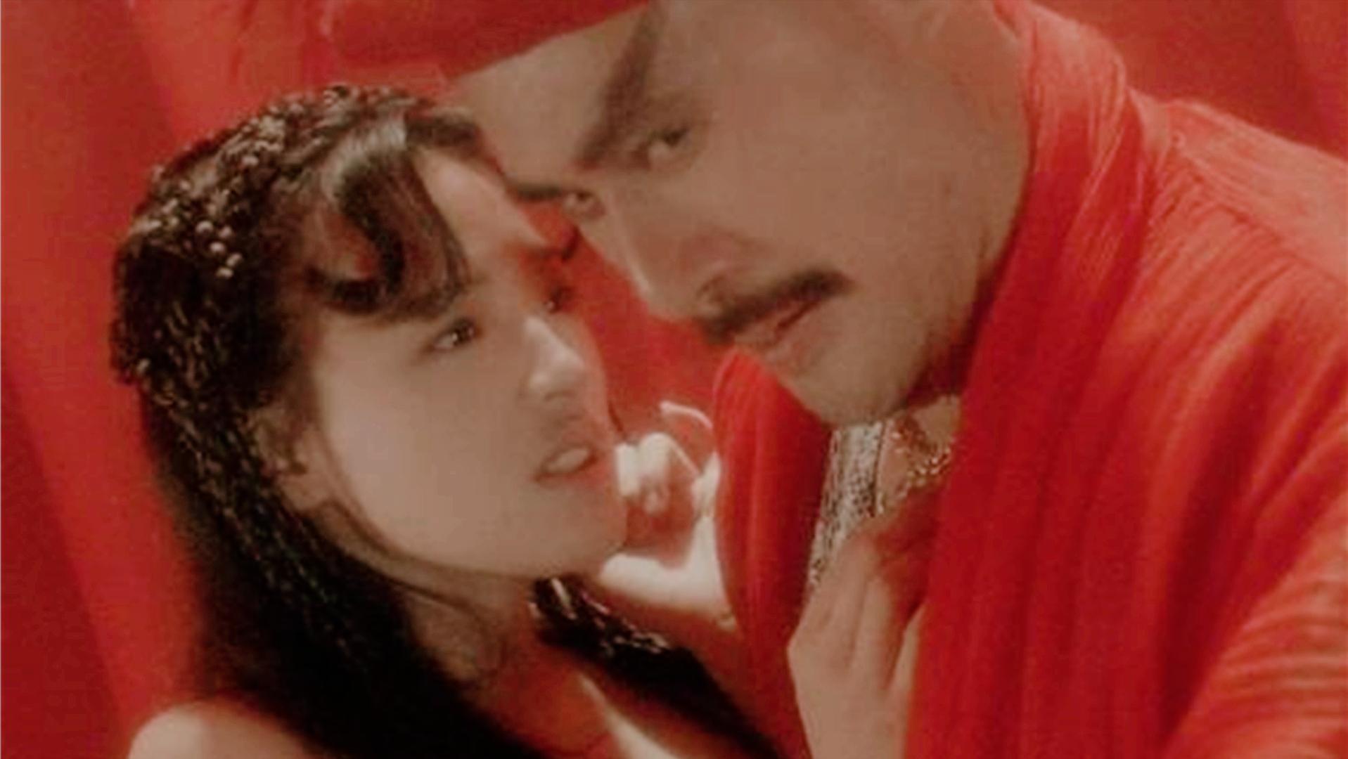 他被誉为“风月片”教父,拦截训练中的女兵,直言:我们结婚吧