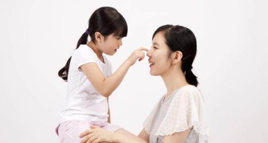 女孩身上流出红色汗水妈妈吓坏了,9岁女童呕吐出血怎么回事