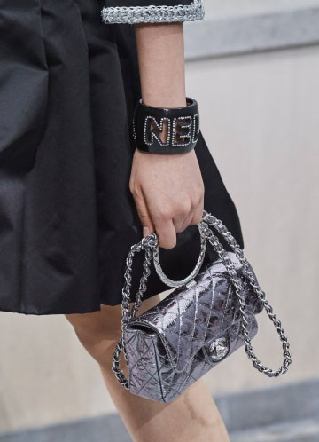 香奈儿推出孟晚舟同款脚踝包,香奈儿孟晚舟