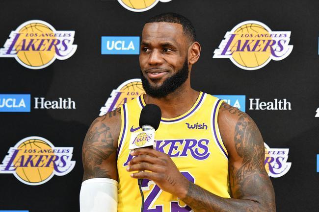 詹姆斯生涯战绩771胜389负，库里，伦纳德等人的战绩又是多少？