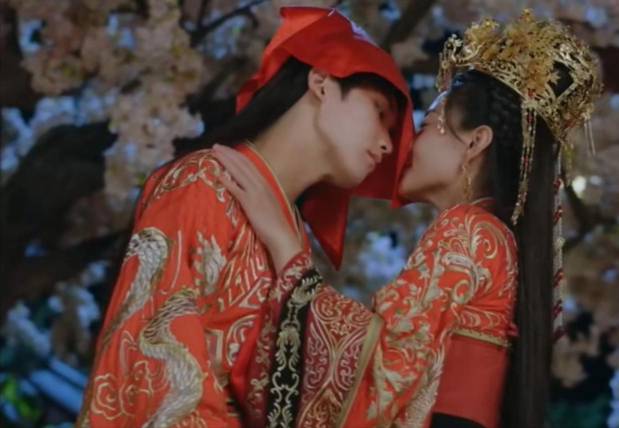 一人分饰三角片段,一人分饰多角电视剧吻戏