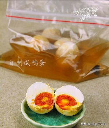 家庭腌咸鸭蛋最简单的做法,在家腌咸鸭蛋家常做法