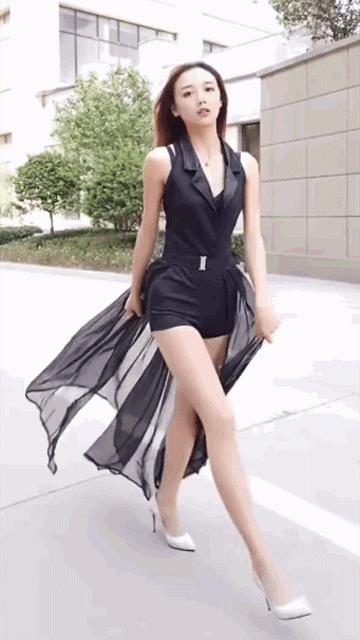 妹妹因为压力大哭了很久怎么安慰,妹妹受伤疼痛难忍姐姐心疼