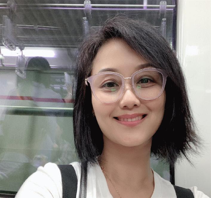 有种“整容”叫慕容云海的妈妈，十年后当她戴上眼镜，51岁像20岁