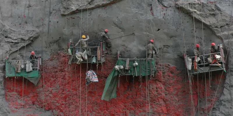 美酒河摩崖石刻在哪里观看,世界纪录最大山体雕刻