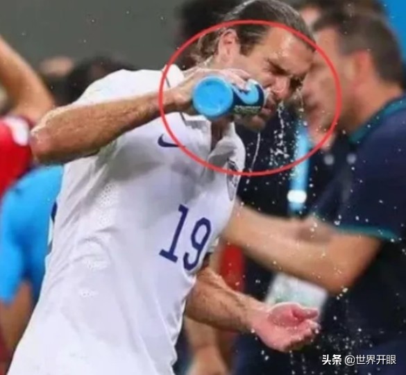 足球运动员为什么喝水要吐出来,为什么足球运动员喝了饮料吐出来