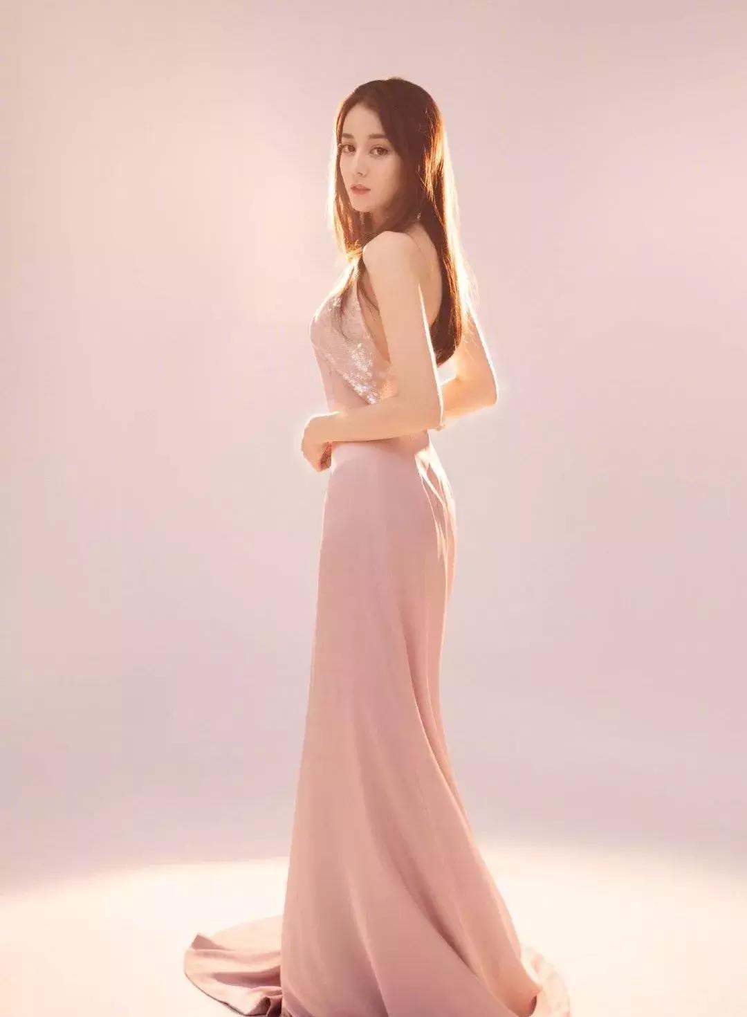 这篇春晚穿搭主要是来回(应)馈(付)社(老)会(板)的!