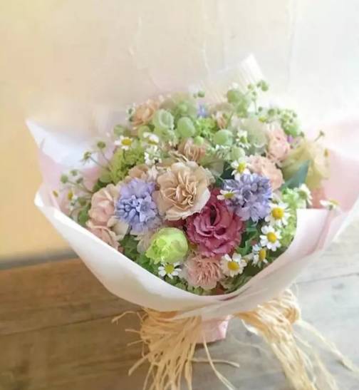 母亲节为什么要送女朋友礼物,母亲节送什么颜色的康乃馨