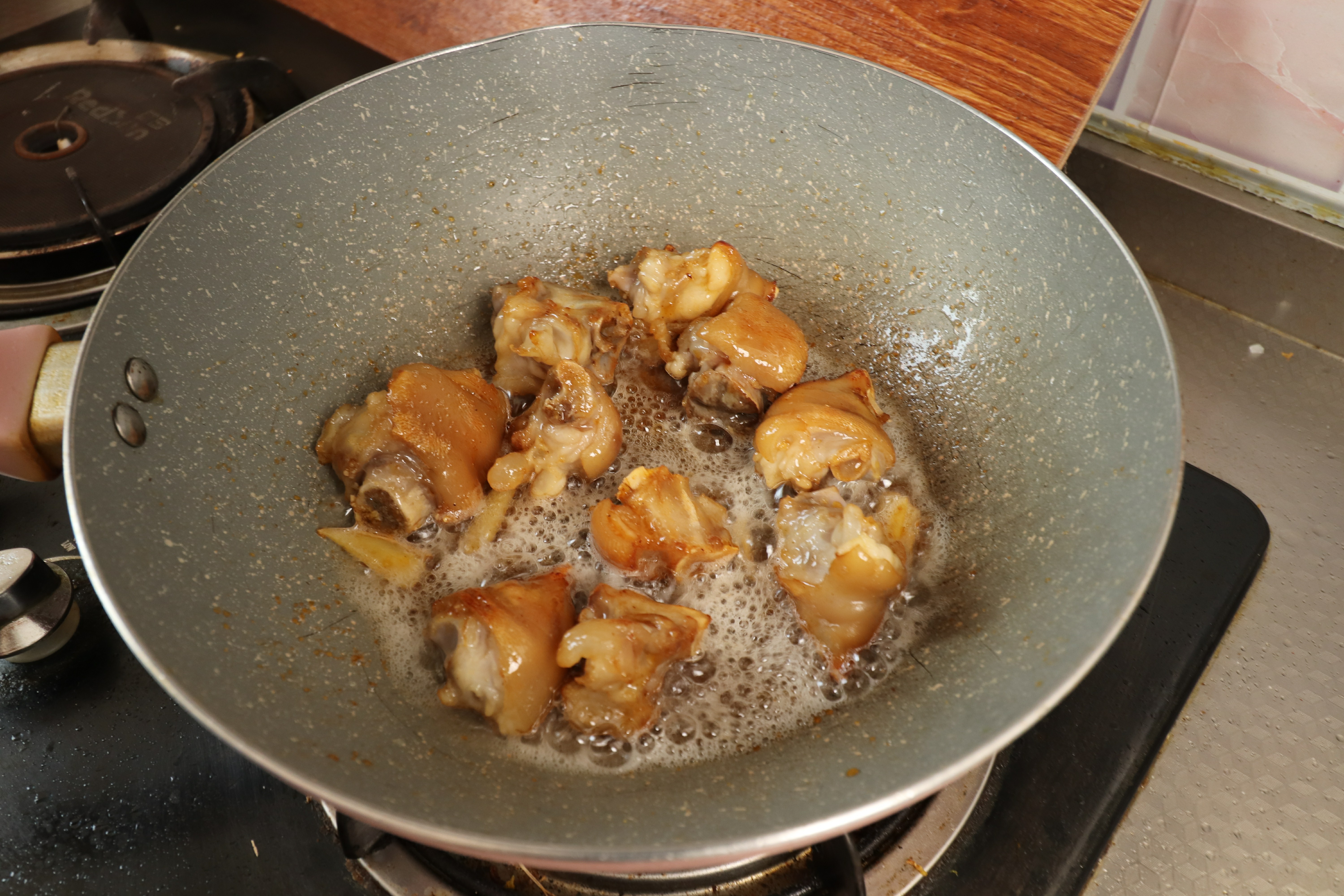 如何煮猪蹄才能又烂又入味,炖猪蹄快速软烂入味的小诀窍