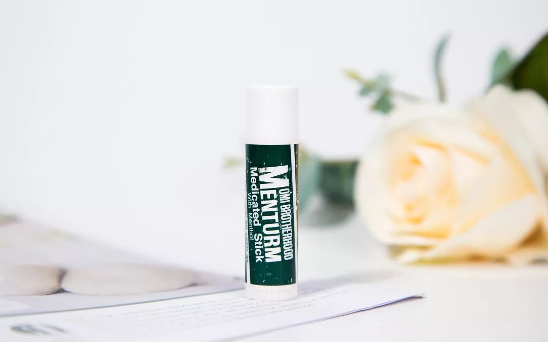 让你的嘴唇滋润一整天,让嘴巴嫩的唇膏