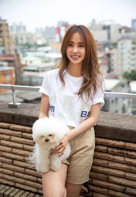 40岁蔡依林晒瑜伽照身材宛如少女:身材好的女人,自带光芒