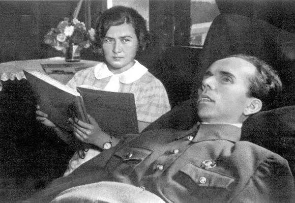 傅雷家书钢铁是怎样炼成的全2册,傅雷家书钢铁是怎样炼成的人教版