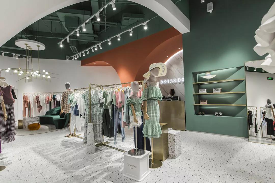 打卡服装体验店,爱丽丝梦游仙境服装款式