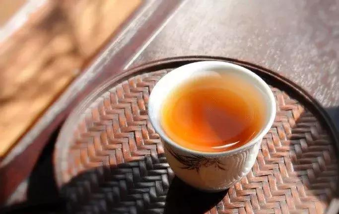 喝红茶有什么好处和坏处,女性朋友一定要多喝洛神花茶