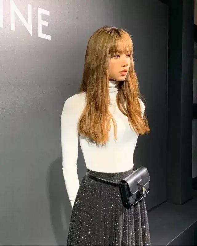 拥有lisa同款铁刘海,拥有香奈儿包包