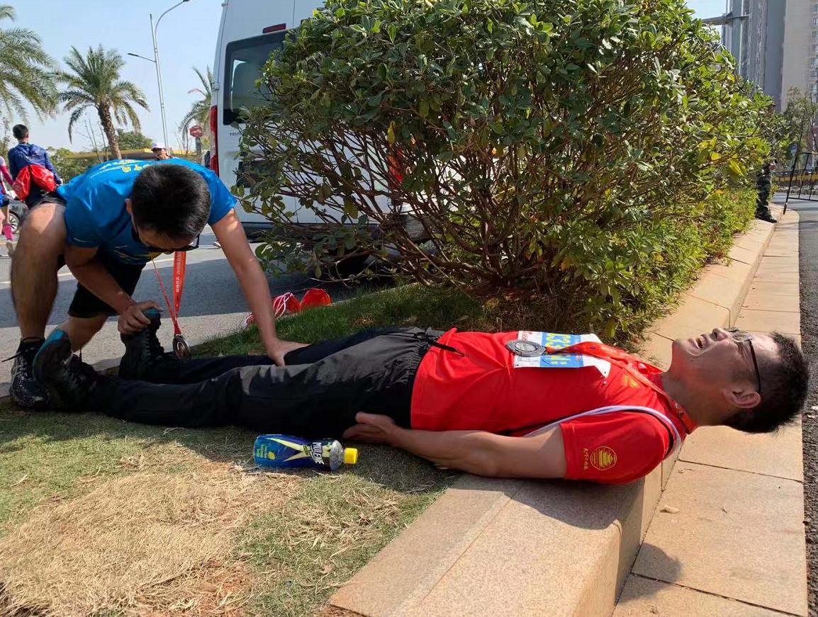 跑完马拉松如何缓解肌肉酸痛,跑完马拉松如何注意身体