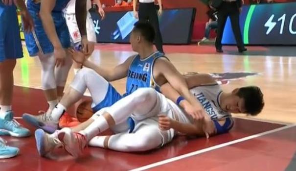 王骁辉绊倒威姆斯方硕,方硕砸球失误后续