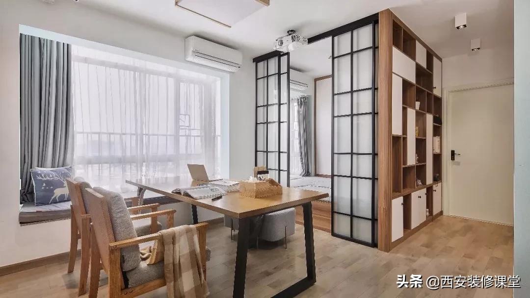 在客厅隔出一间卧室带阳台,客厅软隔断隔出一间卧室