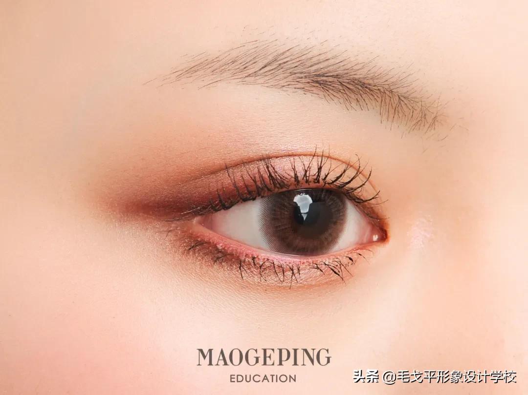 化妆前化妆后判若两人,化妆前后判若两人的化妆视频