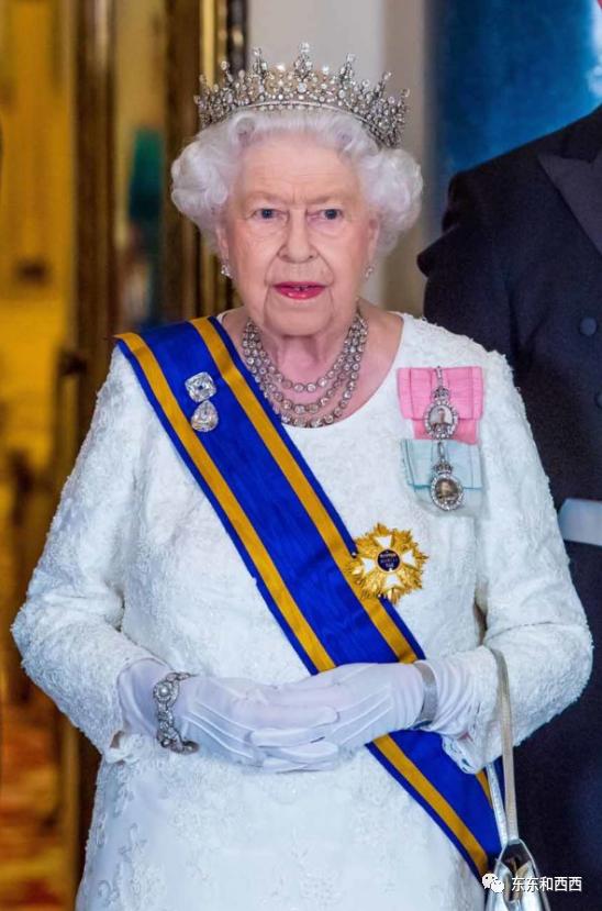 盘点英国女王戴过的王冠,英国女王和凯特戴同样的珠宝