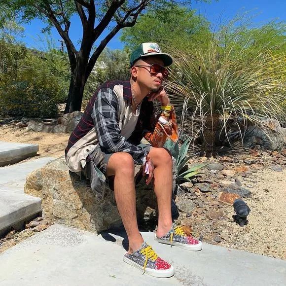 一双vans经典款多重,一双vans鞋成本有多少