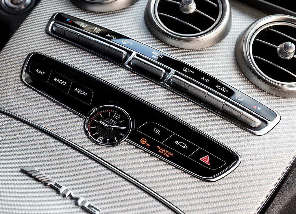 这款奔驰就像剑齿虎,口悬短剑般獠牙,价值百万可谓所向披靡