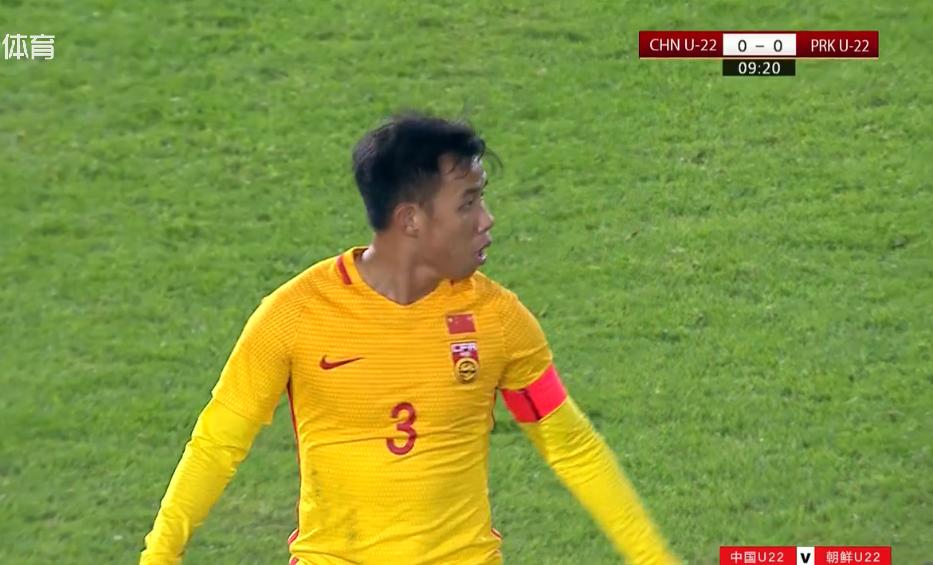 GIF-扎心!国奥队长无对抗下停球一米远,上抢犯规送出球权