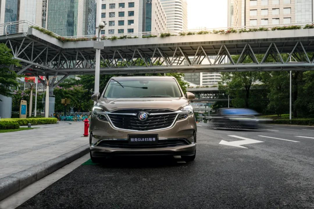 别克gl8es陆尊对比陆上公务舱,试驾gl8es陆尊