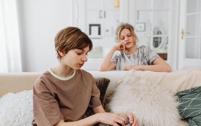 情商低不懂人情世故的表现,说话很幼稚的人有哪些表现