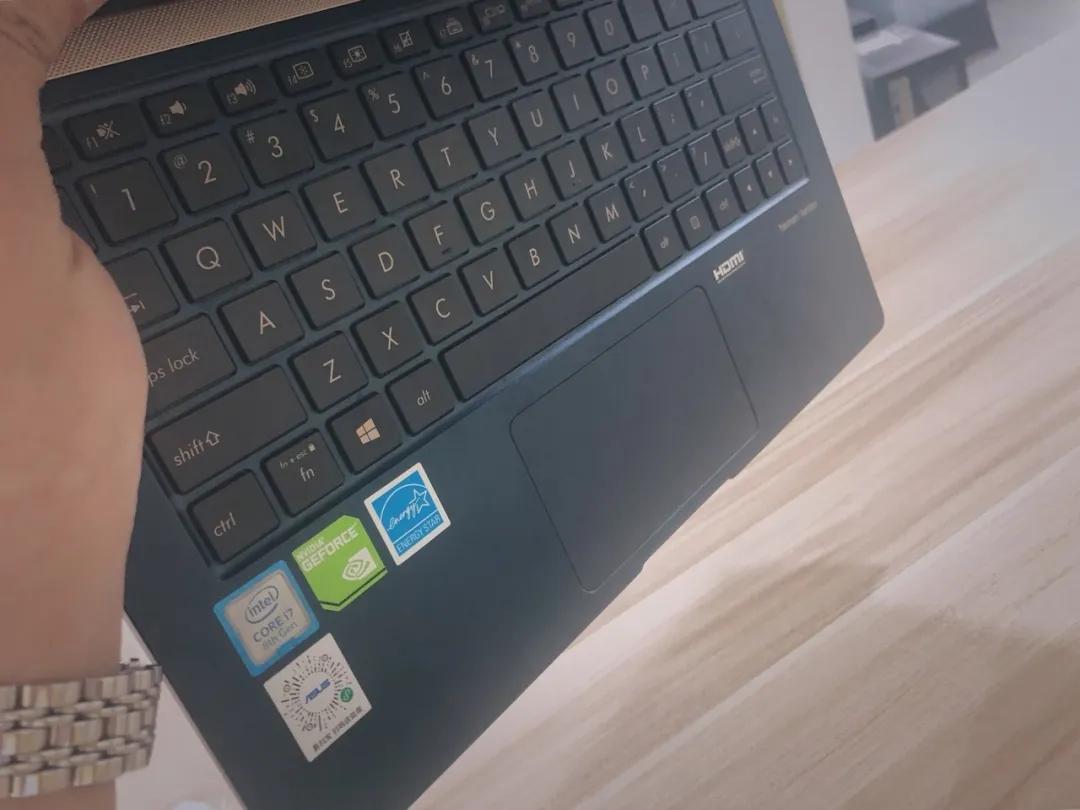 笔记本不小心进水了过一会黑屏了,笔记本进水屏幕不亮解决方法