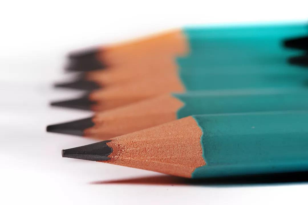 被笔扎到有色素变成痣了,被铅笔扎出一颗痣