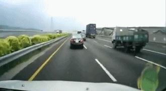 行驶中车辆突然爆胎紧急处理,行驶中汽车爆胎如何自救