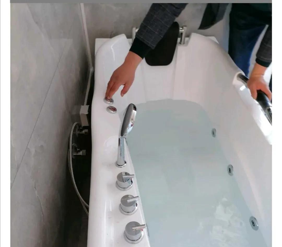 上门帮小姐姐安装了一套浴缸,一起来了解下浴缸及安装过程吧