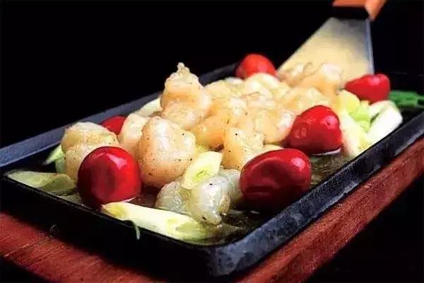 小米虾球创意菜品,金丝沙拉虾球的菜品特点